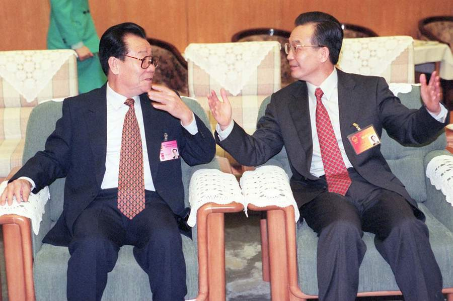 “kycom”削尖紧身上衣 容易形成副乳(图1)