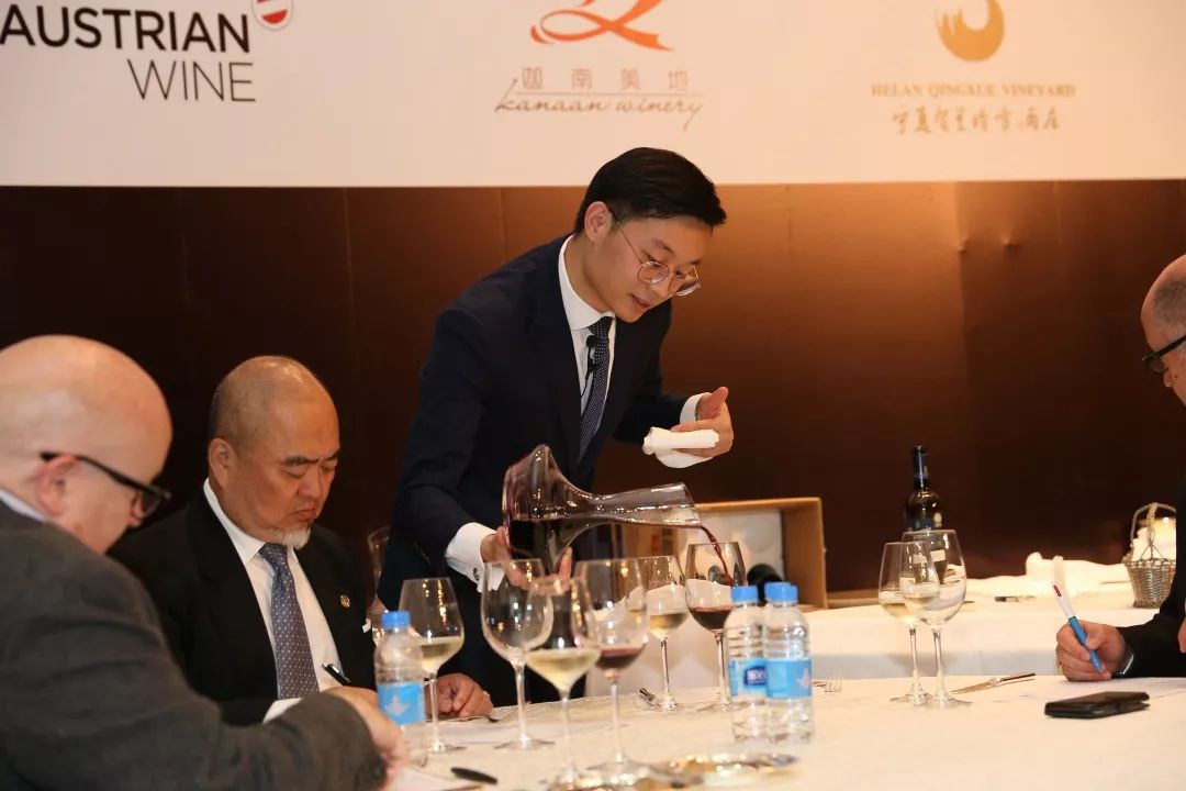 【ky.com】皇马天才彻底崩了！69分钟又被换，替补席怒甩外套(图1)