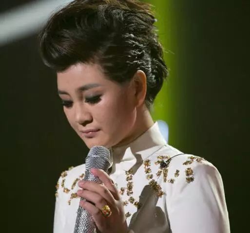 ‘kycom’法拉利70周年推出奢华方向盘 功能强大售价4500元(图2)