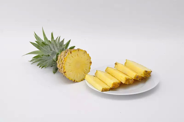 克鲁伊夫球场首秀！巴萨女足9-1屠皇马 神将17分钟戴帽：kycom(图2)