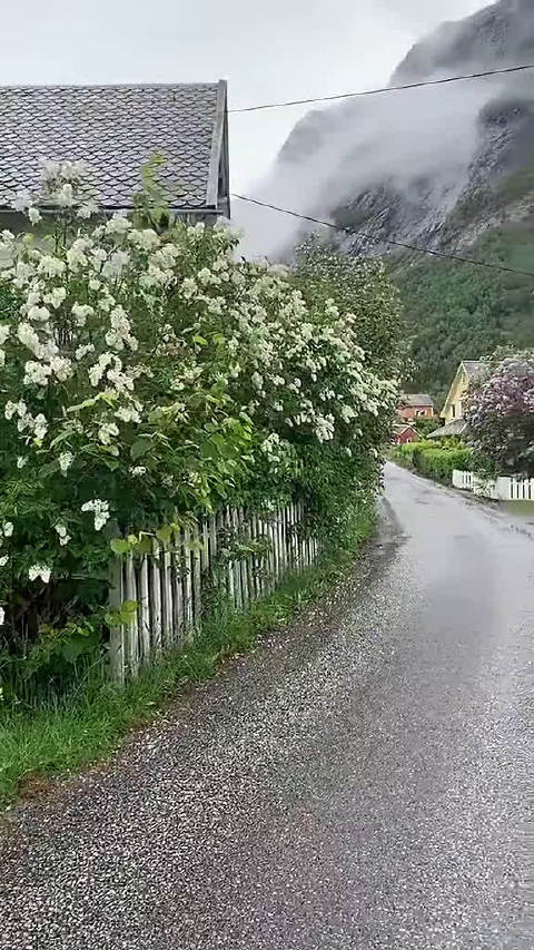 露肩上衣怎么搭配 仙气十足的搭配穿出玉女香肩|kycom(图2)