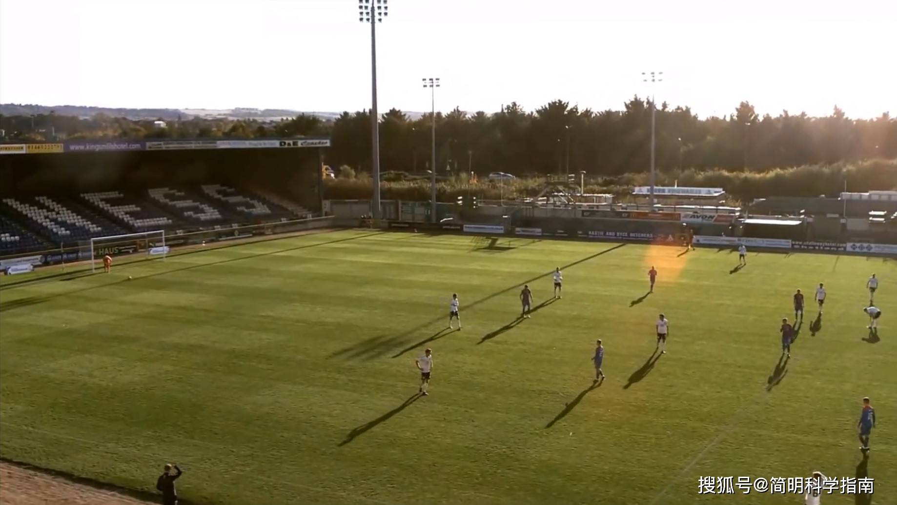 “kycom”
AI控制足球联赛直播堕落 误将裁判的秃顶当成了足球(图9) “kycom”
AI控制足球联赛直播堕落 误将裁判的秃顶当成了足球(图9)