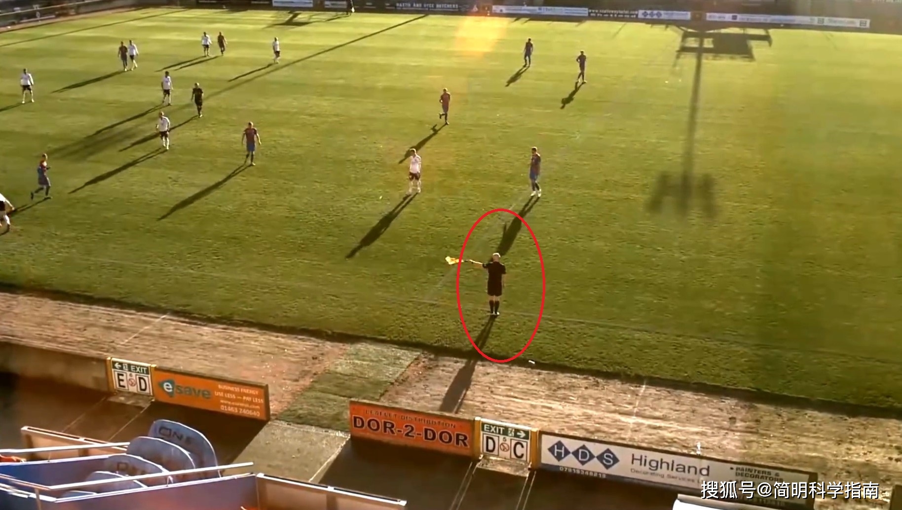 “kycom”
AI控制足球联赛直播堕落 误将裁判的秃顶当成了足球(图10) “kycom”
AI控制足球联赛直播堕落 误将裁判的秃顶当成了足球(图10)