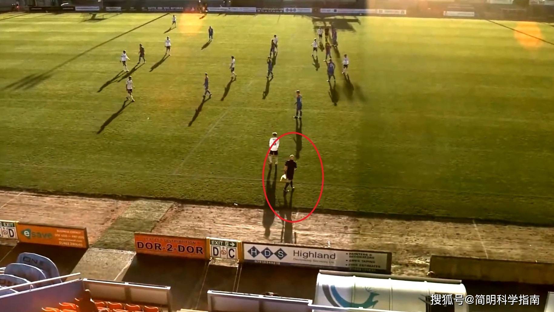 “kycom”
AI控制足球联赛直播堕落 误将裁判的秃顶当成了足球(图11) “kycom”
AI控制足球联赛直播堕落 误将裁判的秃顶当成了足球(图11)