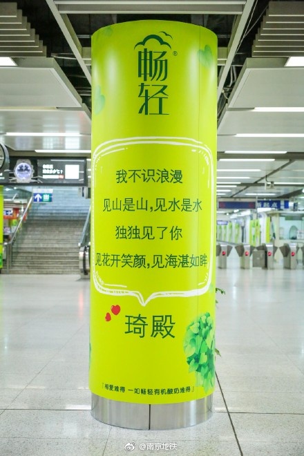 条纹衬衫搭配什么裤子 时尚教主教你穿出清新脱俗女神范|kycom(图3)