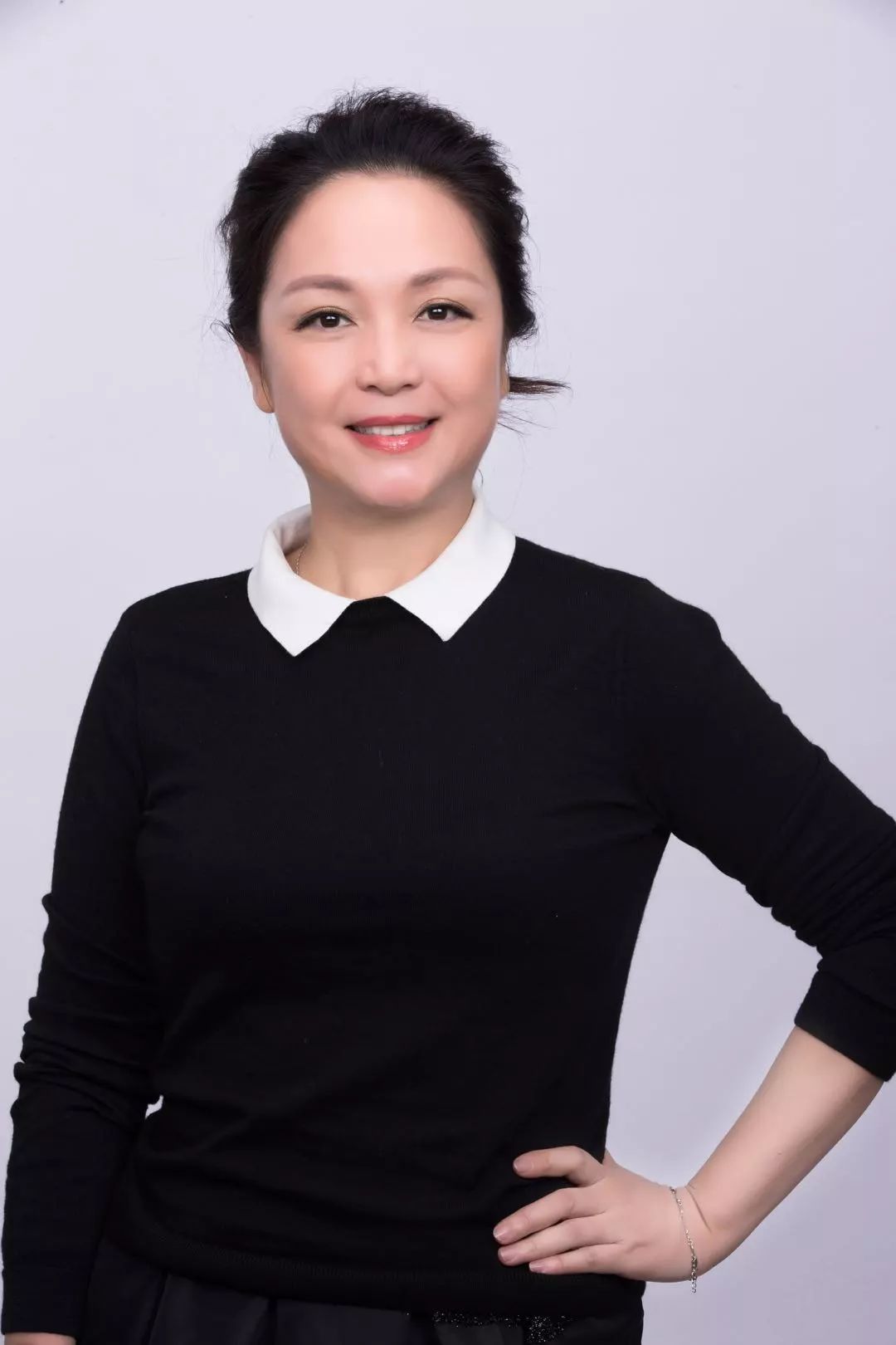 ky.com|全神贯注！替补席上武磊一动作很揪心 赛前与队友击掌以示鼓励(图1)
